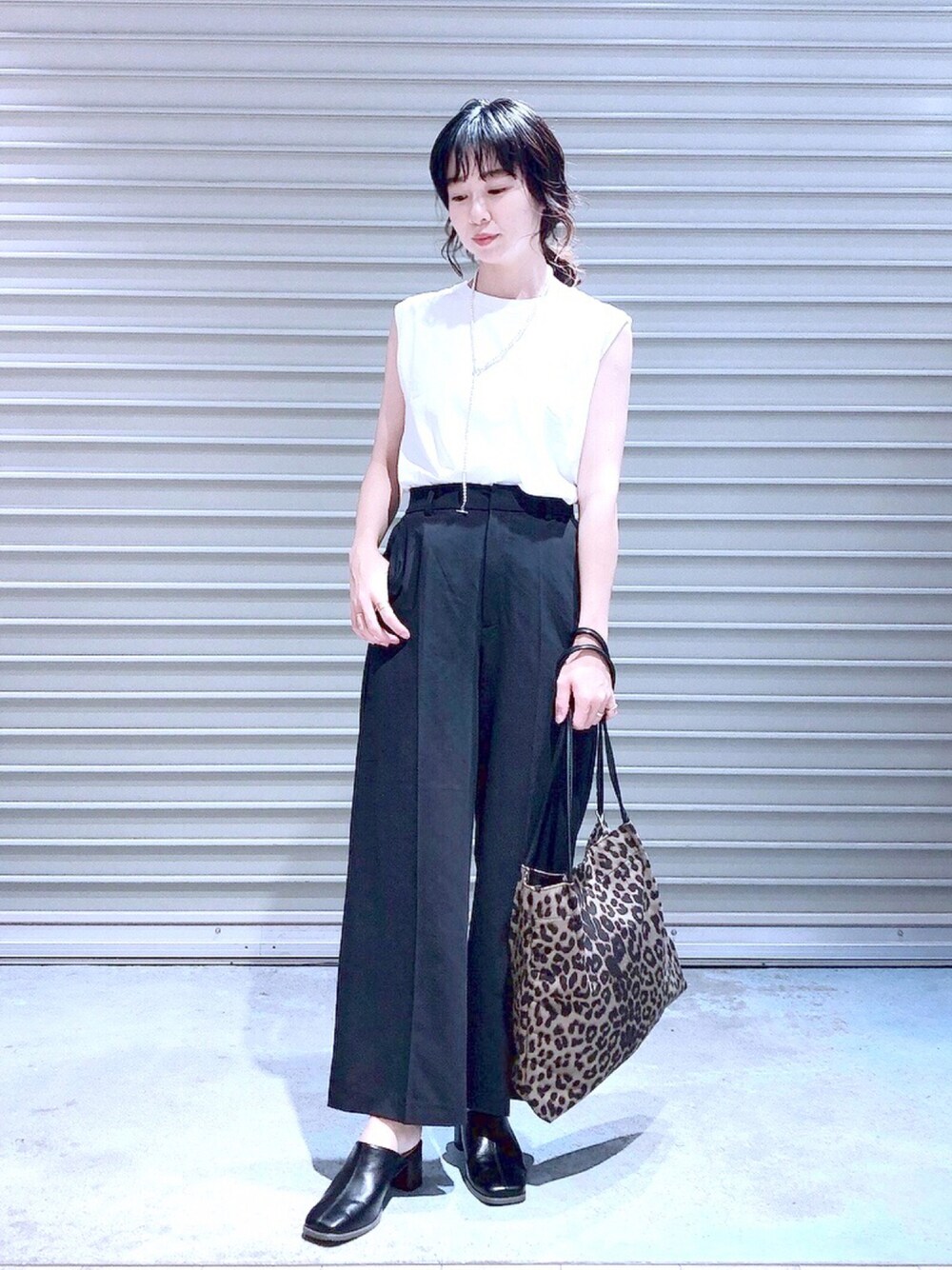 「オトナ女子、ママコーデ、モノトーン、おしゃれさんと繋がりたい、低身長コーデ、低身長、楽チンコーデ、カジュアルコーデ、休日コーデ、シンプル、今日のコーデ」｜「LEPSIMのヒールサボサンダル　955126（サンダル、ブラック系）」を使った、noriさん（レディース・155cm）の夏コーディネートの1枚目の写真