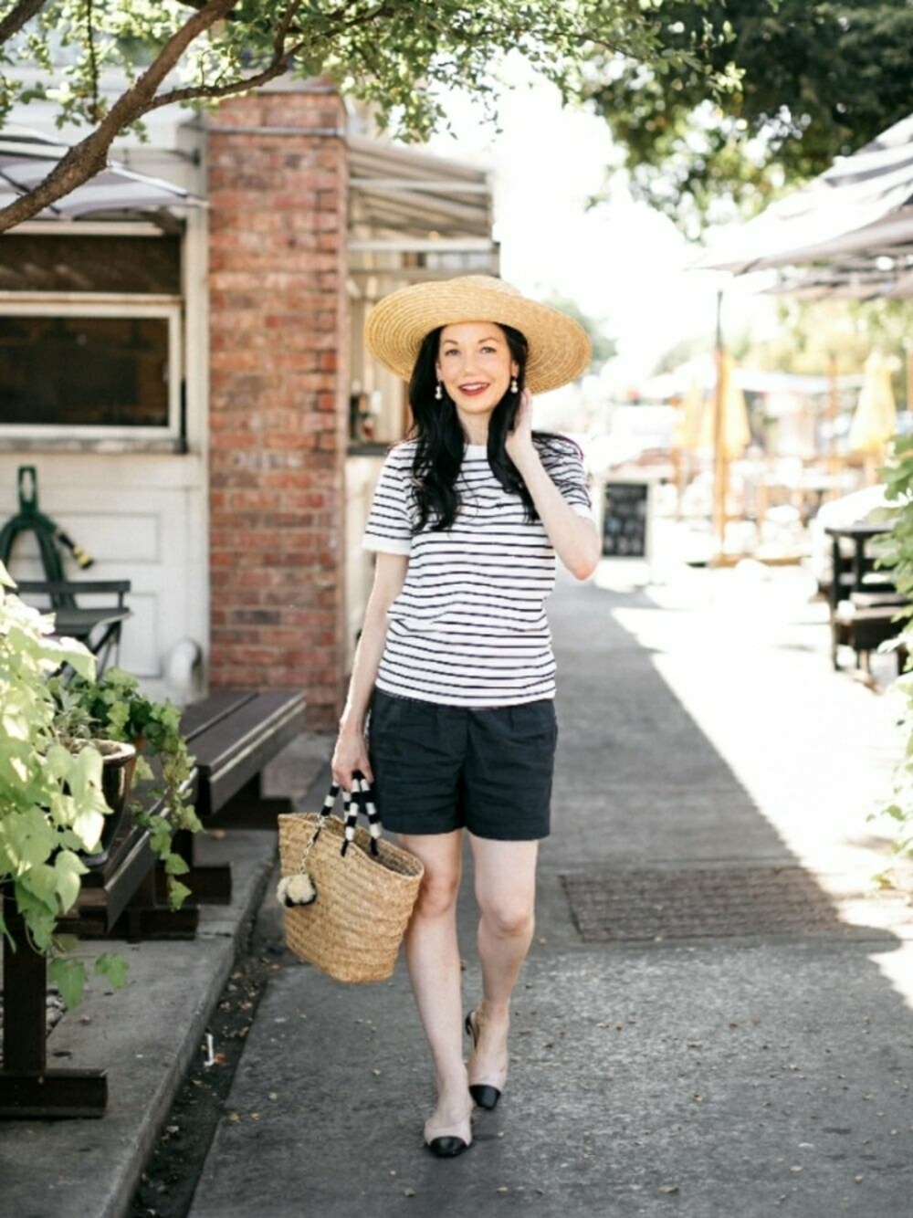 「Tshirts、stripes、striped、shorts、fall style、preppy、PARIS、Dallas blogger、fashion blogger、kjp、lack of color、boaterhat、parisian、blue and white」｜「Kiel James Patrick のアイテム（Tシャツ/カットソー、ブルー系）」を使った、lisavmさん（レディース・157cm）の秋コーディネートの1枚目の写真