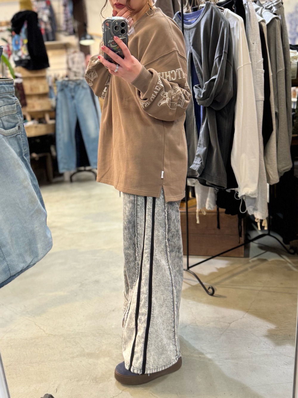 グレー系のデニムパンツ、ブラウン系のTシャツ/カットソーを着用したレディースの秋コーディネートの1枚目の写真