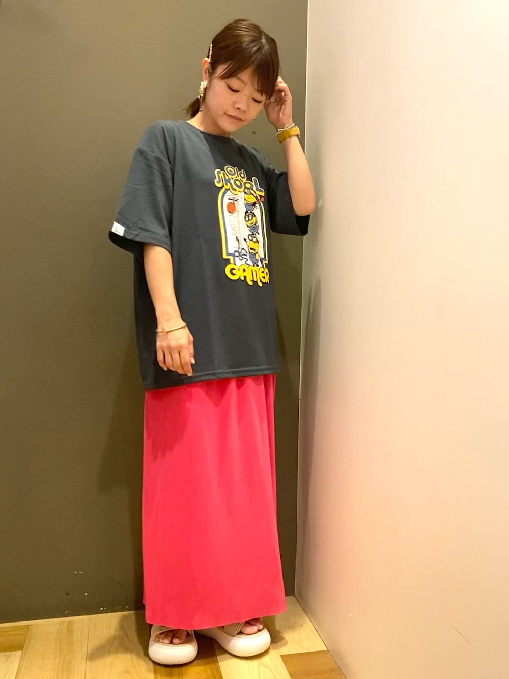 グレー系のTシャツ/カットソー、ピンク系のスカート、ベージュ系のサンダルを着用したレディースの夏コーディネートの1枚目の写真