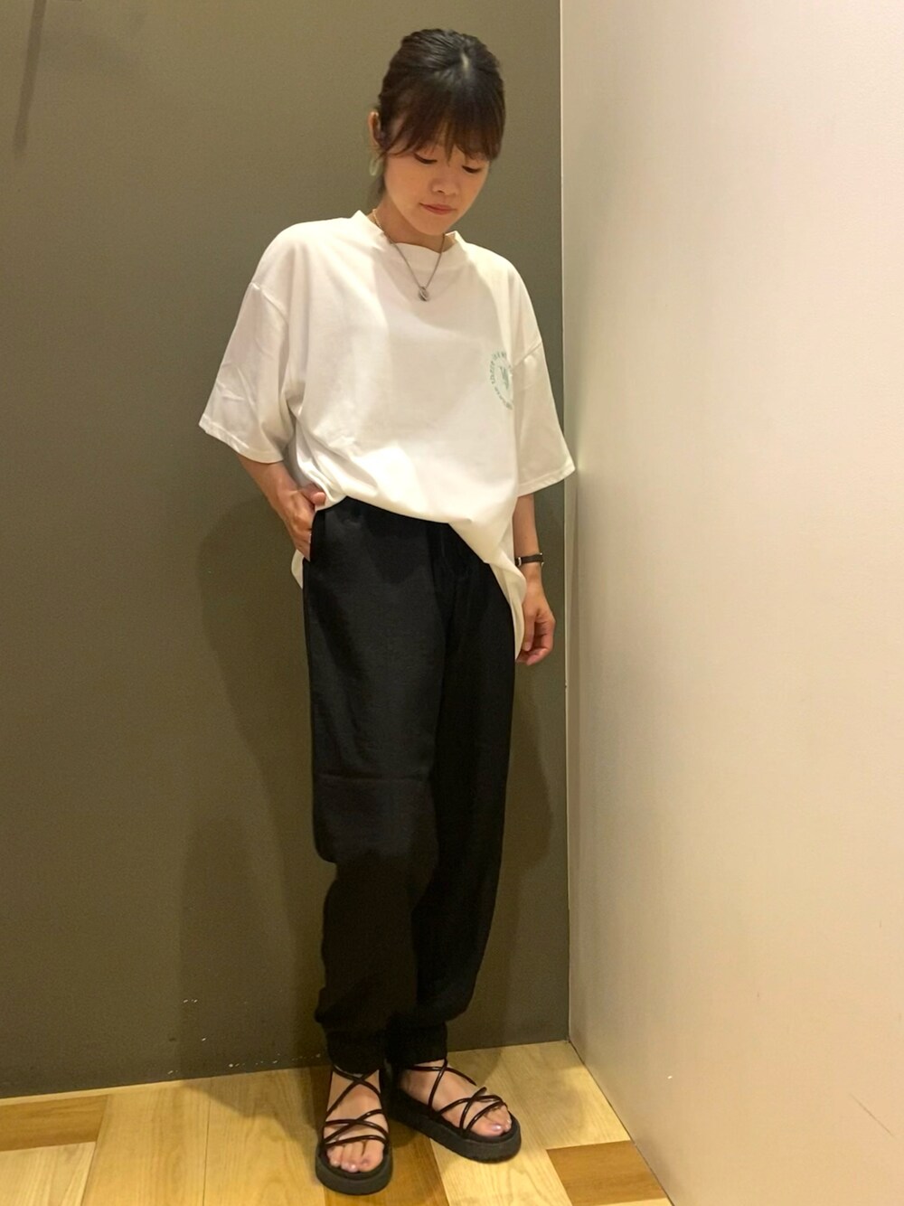 ホワイト系のTシャツ/カットソー、ブラック系のその他パンツ、ブラック系のサンダルを着用したレディースの夏コーディネートの1枚目の写真