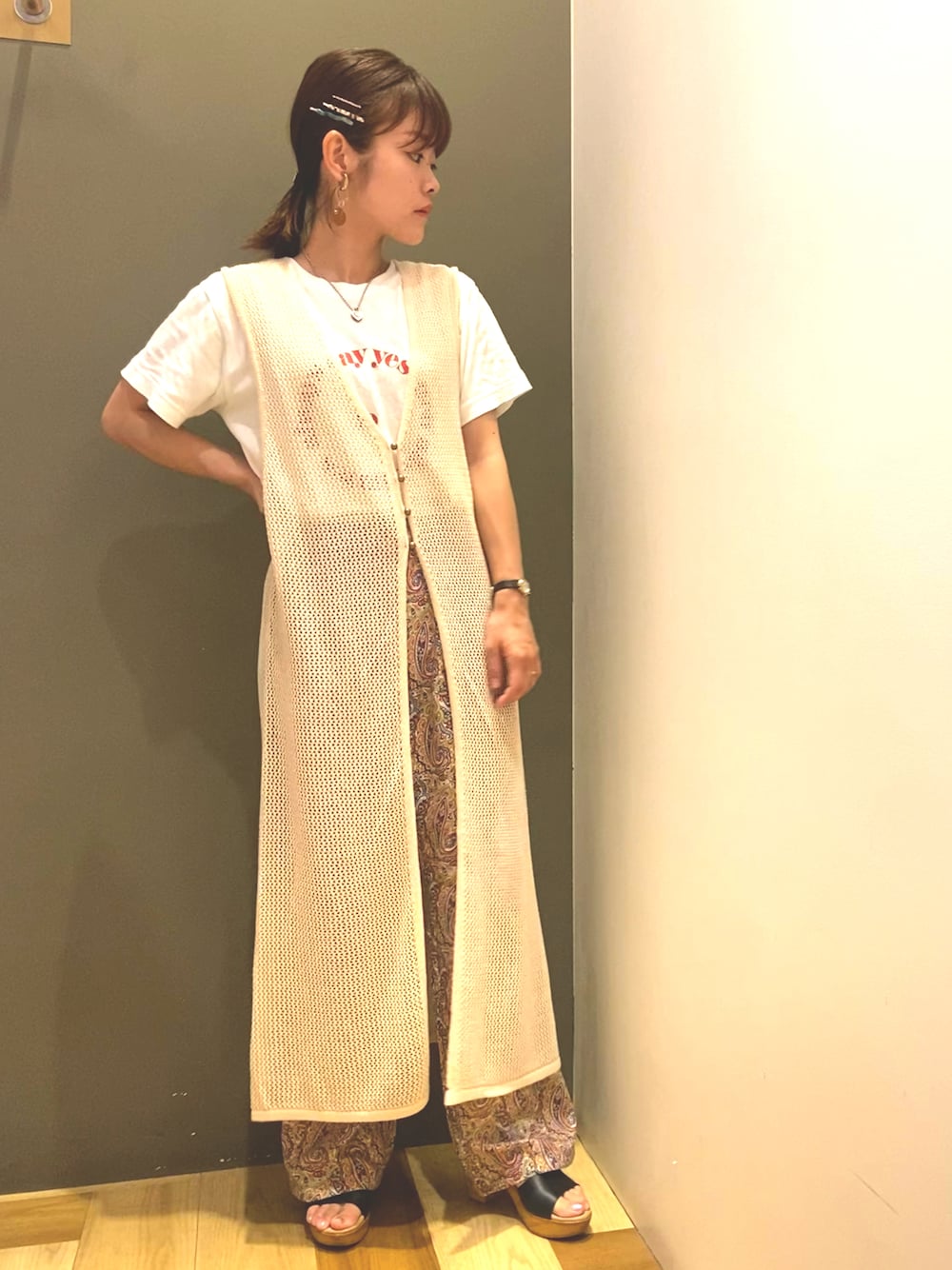 ホワイト系のワンピース、レッド系のその他パンツ、ホワイト系のTシャツ/カットソーを着用したレディースの夏コーディネートの1枚目の写真