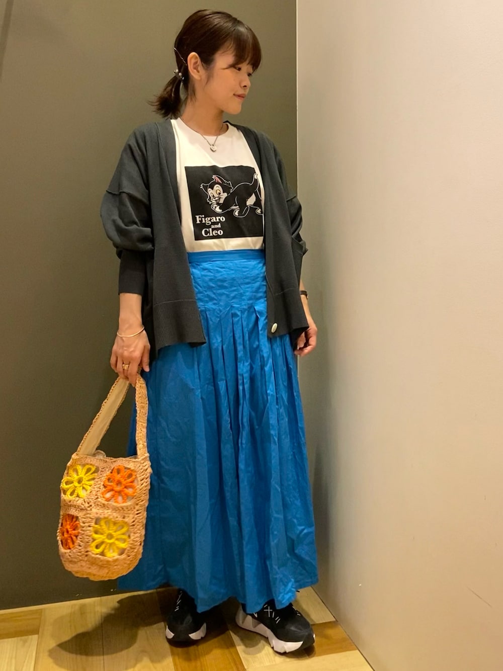 グレー系のカーディガン/ボレロ、その他のTシャツ/カットソー、ブルー系のスカートを着用したレディースの春コーディネートの1枚目の写真