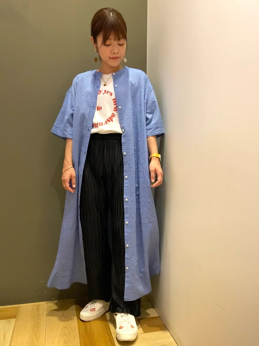 ホワイト系のTシャツ/カットソー、ブルー系のワンピース、ブラック系のその他パンツを着用したレディースの夏コーディネートの1枚目の写真