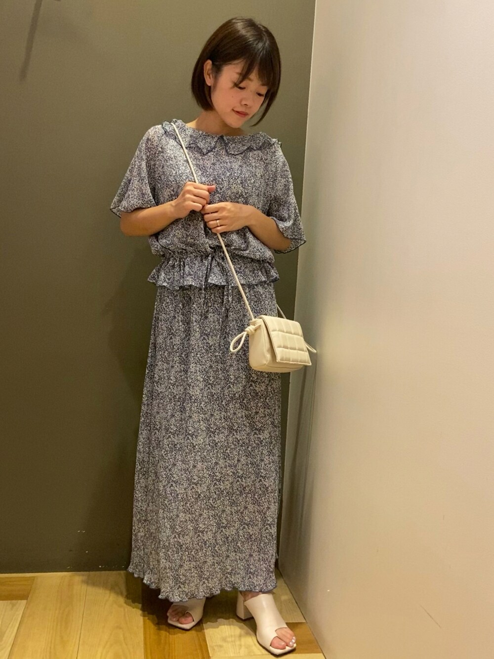 ブルー系のシャツ/ブラウス、ブルー系のスカート、その他のショルダーバッグを着用したレディースの夏コーディネートの1枚目の写真