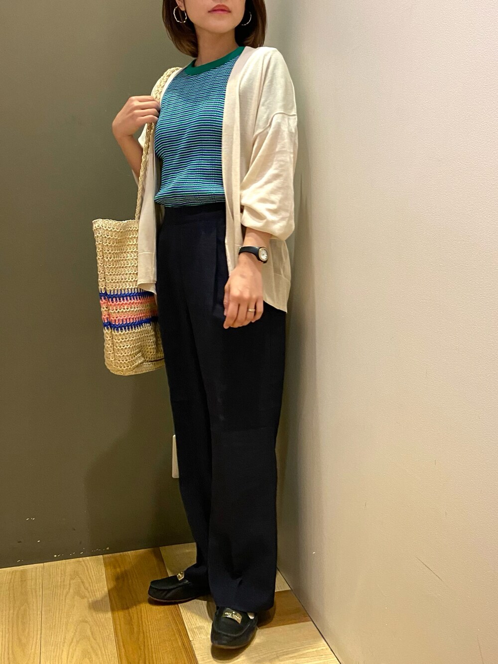 グリーン系のTシャツ/カットソー、ホワイト系のカーディガン/ボレロ、ブルー系のその他パンツを着用したレディースの春コーディネートの1枚目の写真