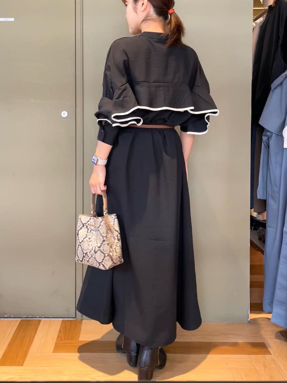 ブラック系のワンピース、その他のショルダーバッグを着用したレディースの秋コーディネートの1枚目の写真