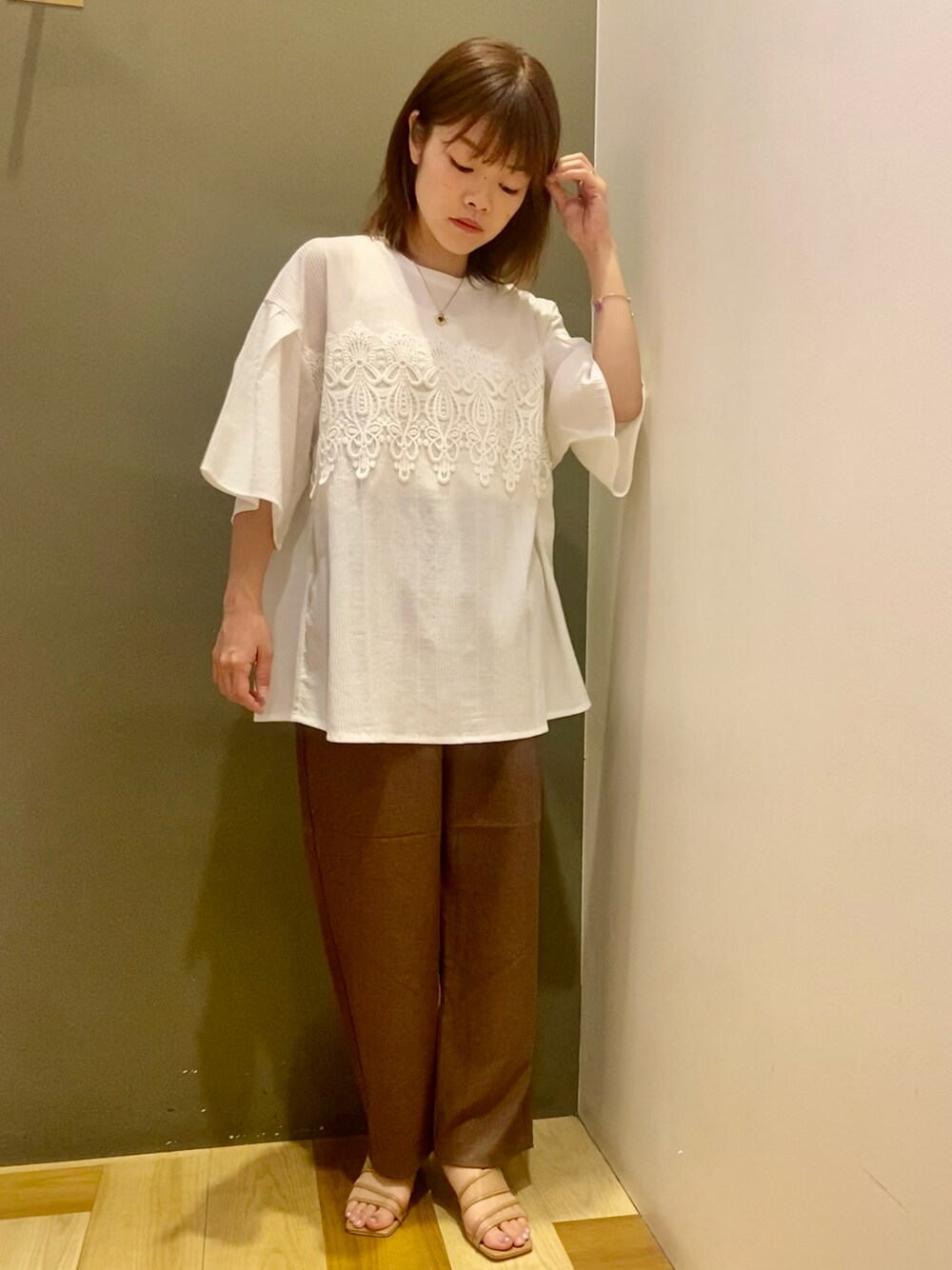 ホワイト系のシャツ/ブラウス、ブラウン系のその他パンツ、ブラウン系のサンダルを着用したレディースの夏コーディネートの1枚目の写真