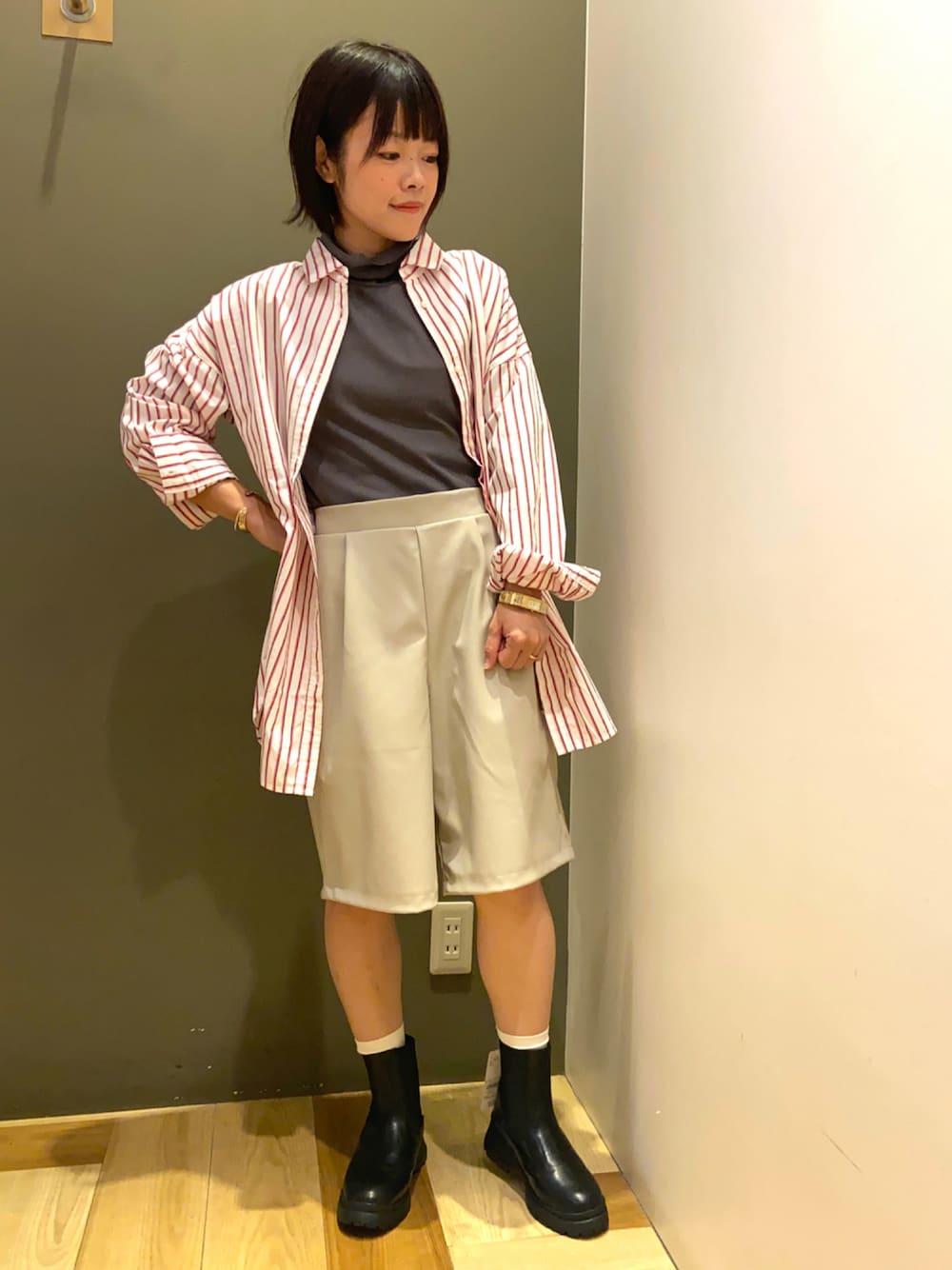 「ショートパンツ、ショートブーツ、ストライプシャツ、レザーパンツ、秋服、低身長、オトナカジュアル、秋コーデ、Green Parks、オトナ女子、だから秋服が好き」｜「Green　Parksのウォッシュドレギュラーカラーシャツ＊（シャツ/ブラウス、ホワイト系）」を使った、moun3さん（レディース・151cm）の秋コーディネートの1枚目の写真