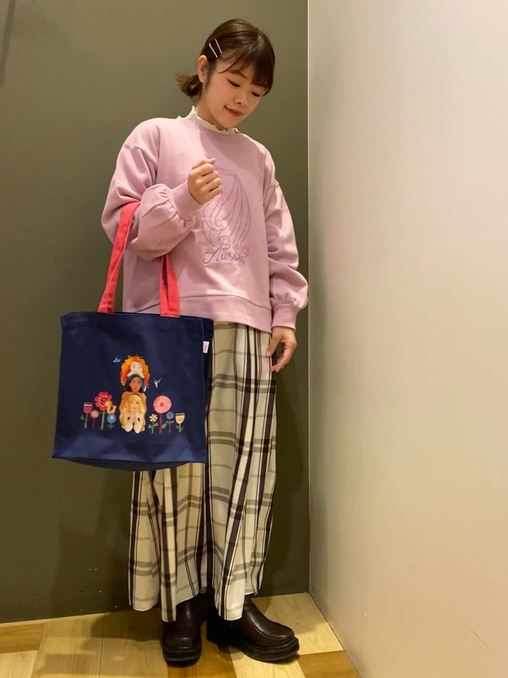 パープル系のスウェット、ホワイト系のTシャツ/カットソー、ブルー系のトートバッグを着用したレディースの冬コーディネートの1枚目の写真
