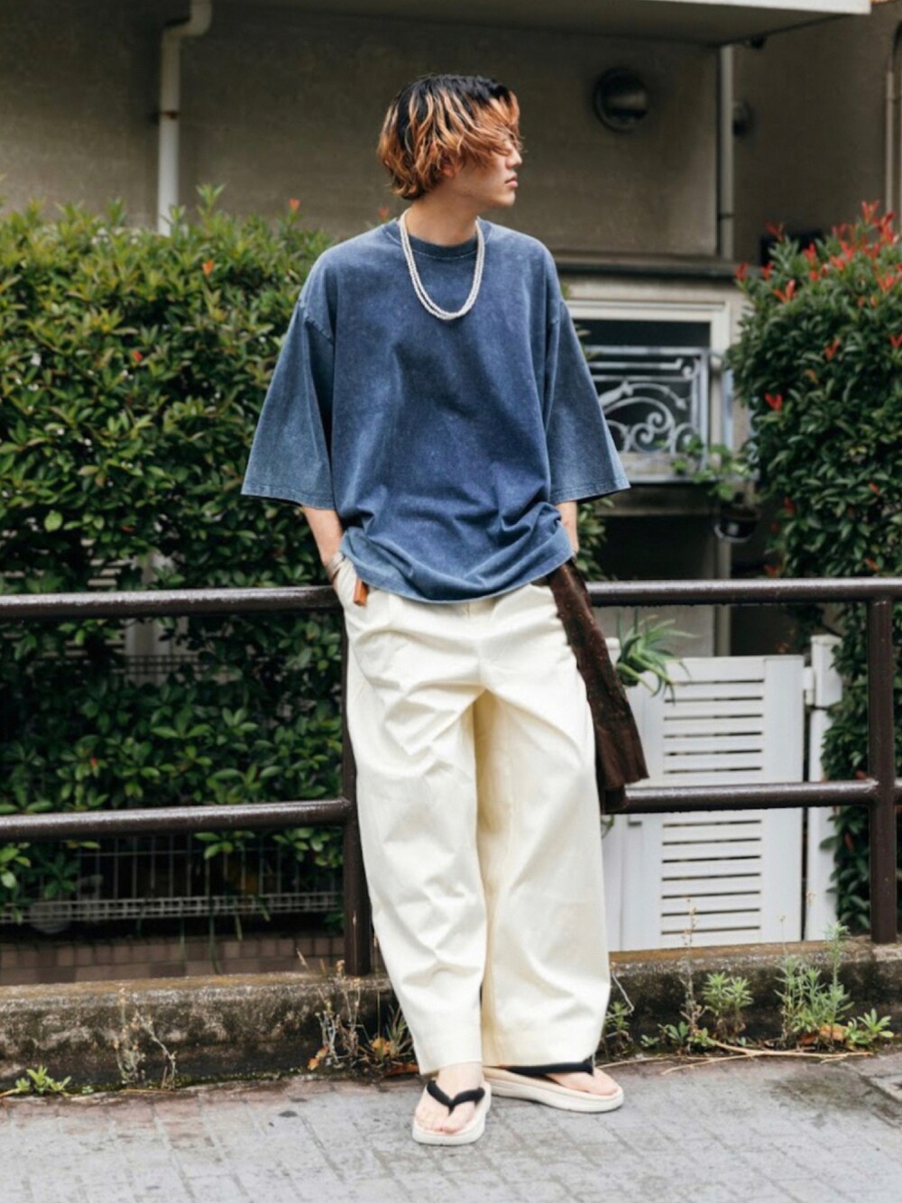 ブルー系のTシャツ/カットソー、ホワイト系のチノパンツ、ホワイト系のネックレスを着用したメンズの夏コーディネートの1枚目の写真