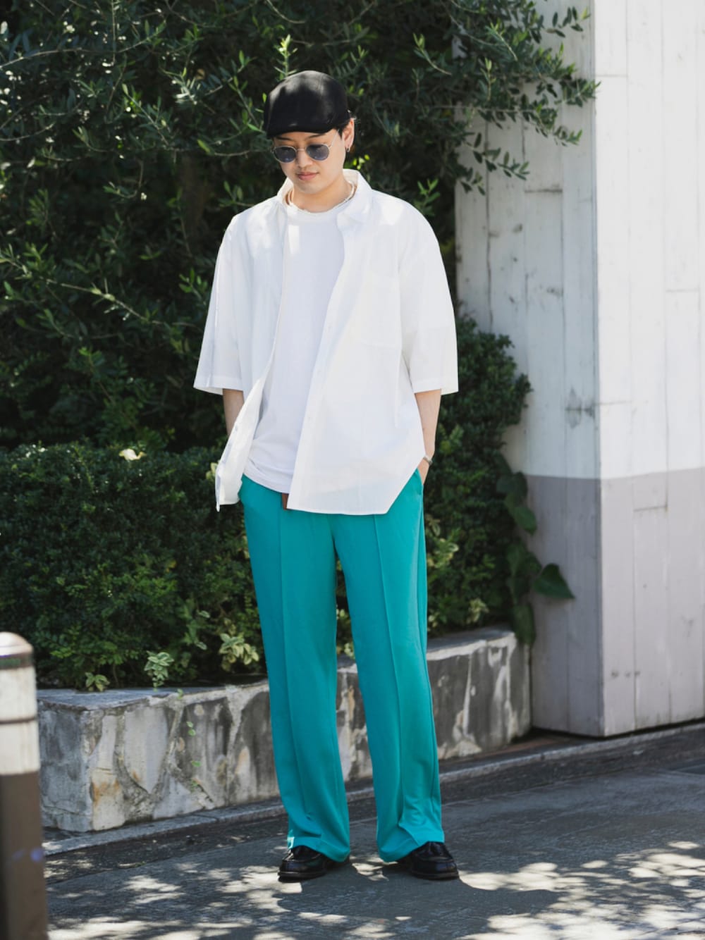 ブルー系のパンツ、ホワイト系のシャツ/ブラウス、ホワイト系のTシャツ/カットソーを着用したメンズの夏コーディネートの1枚目の写真