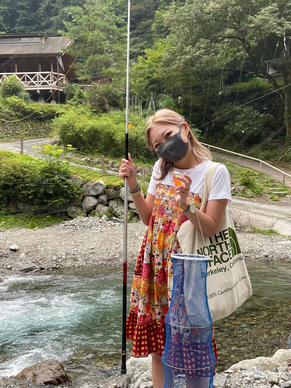 「夏コーデ、魚釣り、川、floral、白Tシャツ」｜「THE NORTH FACEのアイテム（トートバッグ、ベージュ系）」を使った、moekaさん（レディース・160cm）の夏コーディネートの1枚目の写真