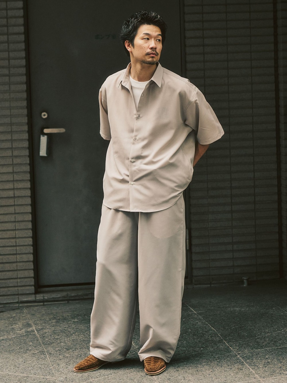 ベージュ系のシャツ/ブラウス、ブラウン系のサンダルを着用したメンズの春コーディネートの1枚目の写真