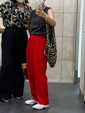 「bohmal（ボマール）の【@hidekanagao_×bohmalコラボ】タックセンタープレスワイドパンツ（スラックス、レッド系）」を使った、roroさん（レディース）の夏コーディネート