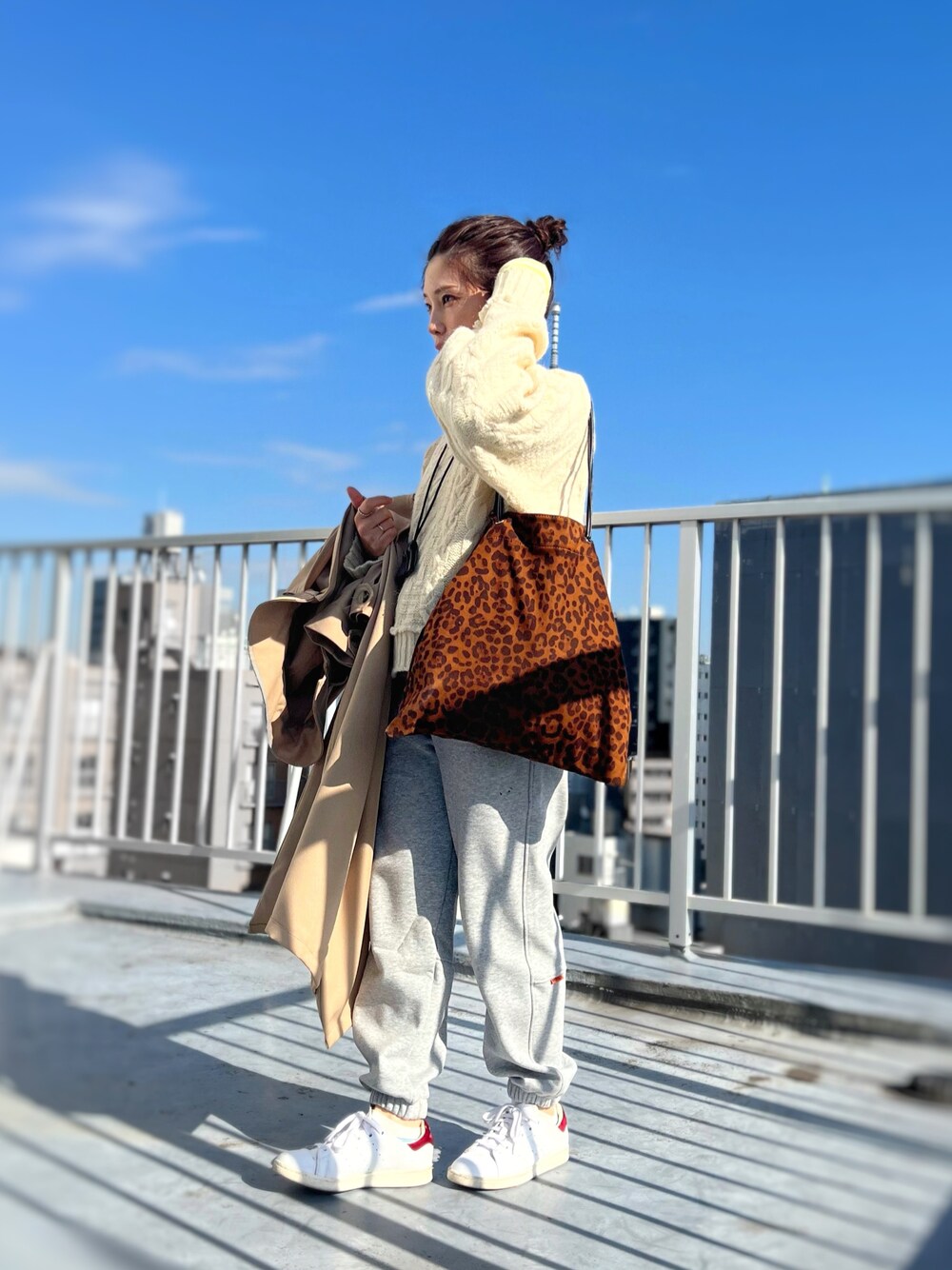 「ニット、スウェット、スウェットパンツ、スニーカー、トレンチコート、コート、トートバッグ、レオパード、レイヤードスタイル、冬コーデ、大人カジュアル、淡色コーデ、プチプラ、ファッションを楽しもう、ストリート」｜「styiroのヒョウ柄トートバッグ（トートバッグ、ブラウン系）」を使った、がじゅめさん（骨格ウェーブ・レディース・151cm）の秋コーディネートの1枚目の写真