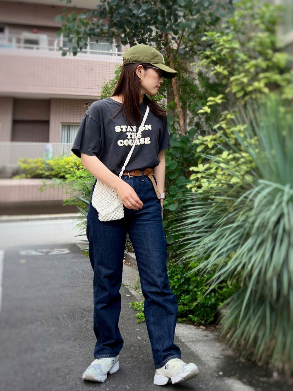 「キャップ、ロゴT、デニムパンツ、スニーカー、休日スタイル、プチプラ、低身長、ショルダーバッグ、夏コーデ、ストリート、メガネ女子、おでかけコーデ、ニット帽」｜「Kastaneのアイテム（デニムパンツ、ブルー系）」を使った、がじゅめさん（骨格ウェーブ・レディース・151cm）の夏コーディネートの1枚目の写真