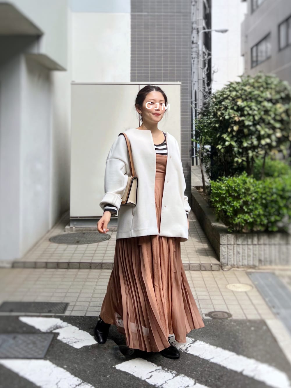 「春アウター、キャミワンピ、ボーダー、レイヤードスタイル、ローファー、スクエアバッグ、きれいめカジュアル、プチプラ、低身長、骨格ウェーブ、ピンク、パステル映える春、春コーデ、ビッグシルエット、UNIQLO」｜「イタリアで購入のアイテム（ショルダーバッグ、ベージュ系）」を使った、がじゅめさん（骨格ウェーブ・レディース・151cm）の春コーディネートの1枚目の写真