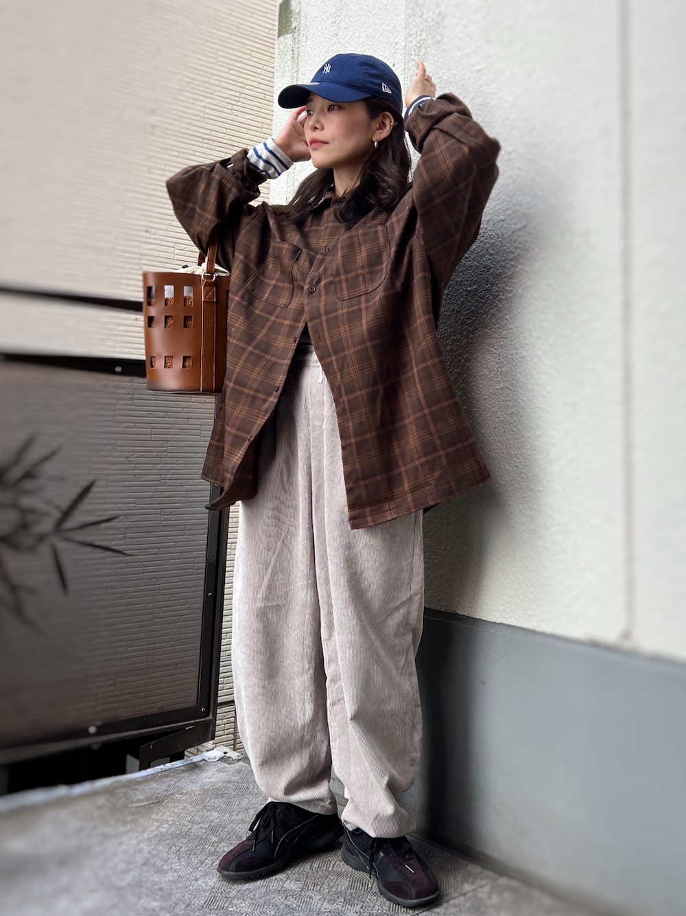 「キャップ、チェック、チェックシャツ、ボーダー、ロンT、ワイドパンツ、コーデュロイ、スニーカー、レザー、春めき満開コーデ、古着MIX、スポーツミックス、レイヤードスタイル、プチプラ、韓国ファッション」｜「ASICSのアイテム（スニーカー、ブラウン系）」を使った、がじゅめさん（骨格ウェーブ・レディース・151cm）の春コーディネートの1枚目の写真