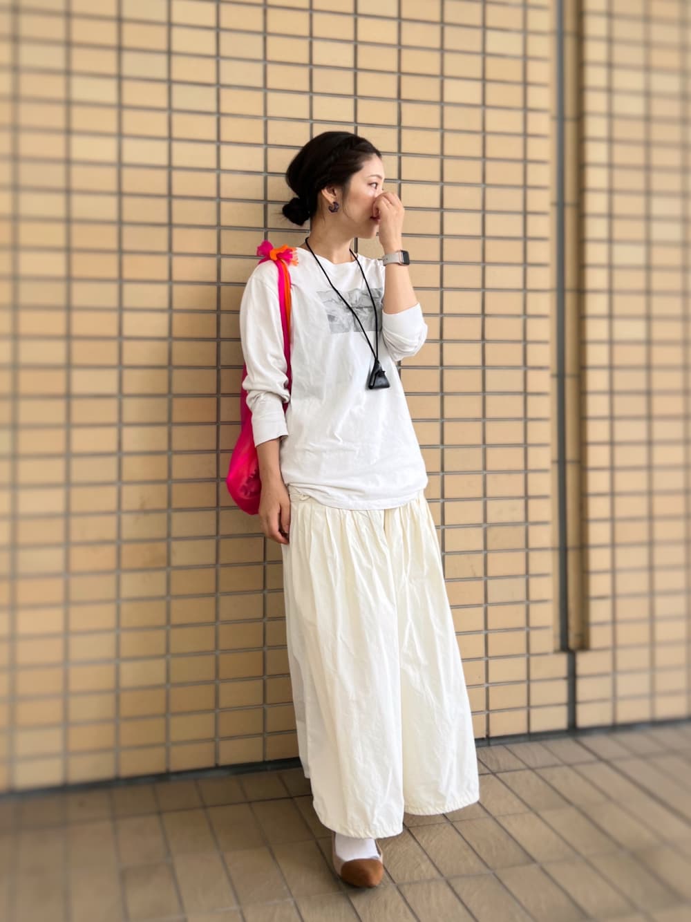 「フォトT、みんなの白Tフェス、ビッグシルエット、ティアードスカート、ホワイトコーデ、きれいめカジュアル、オフィスカジュアル、低身長コーデ、シンプルコーデ、淡色コーデ、エコバッグ、ピンク、フラットシューズ、白ソックス、プチプラ」｜「MOUSSYのTIERED TUCK スカート（スカート、ホワイト系）」を使った、がじゅめさん（骨格ウェーブ・レディース・151cm）の夏コーディネートの1枚目の写真