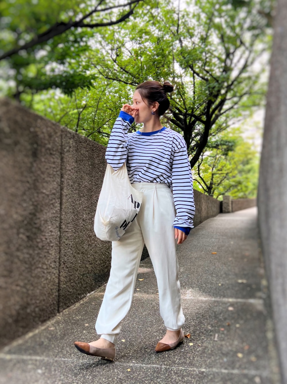 「メガネ女子、ボーダー、リンガーTシャツ、ジョガーパンツ、フラットシューズ、エコバッグ、シンプルコーデ、白パンツ、低身長コーデ、プチプラ、ブルー、ビッグシルエット」｜「green label relaxingの★NO.00 FFC PTDキリカエ フラットシューズ(1.5cmヒール)（パンプス、ベージュ系）」を使った、がじゅめさん（骨格ウェーブ・レディース・151cm）の夏コーディネートの1枚目の写真