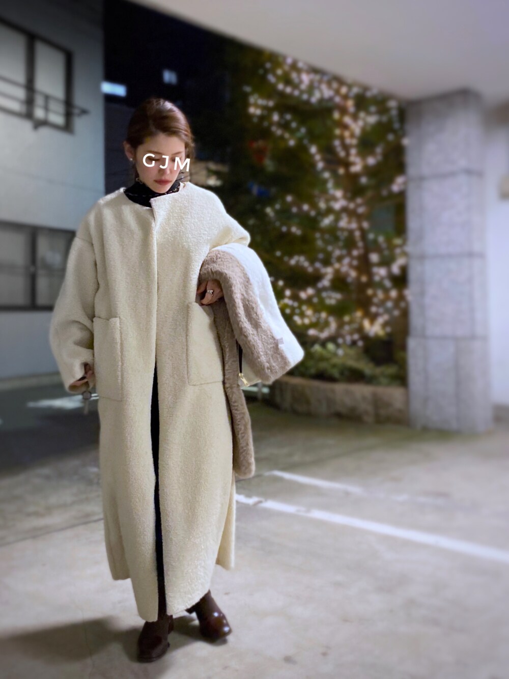 「冬コーデ、ニットワンピース、ベスト、レイヤードスタイル、ボアジャケット、ボアコート、ロングコート、ローファー、きれいめカジュアル、低身長、タイツ、マフラーぐるぐる、ファー小物、ミニバッグ、タートルネック」｜「epicのアイテム（バッグ、ベージュ系）」を使った、がじゅめさん（レディース・151cm）の冬コーディネートの1枚目の写真