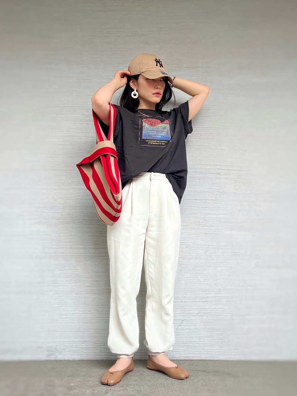 「キャップ、ロックT、ジョガーパンツ、白パンツ、フラットシューズ、トートバッグ、大人カジュアル、休日スタイル、モノトーン、プチプラ、シンプルコーデ、Maison Margiela、夏コーデ、低身長コーデ、赤」｜「UR'Sのｼﾞｮｶﾞｰﾊﾟﾝﾂ（その他パンツ、ホワイト系）」を使った、がじゅめさん（骨格ウェーブ・レディース・151cm）の夏コーディネートの1枚目の写真