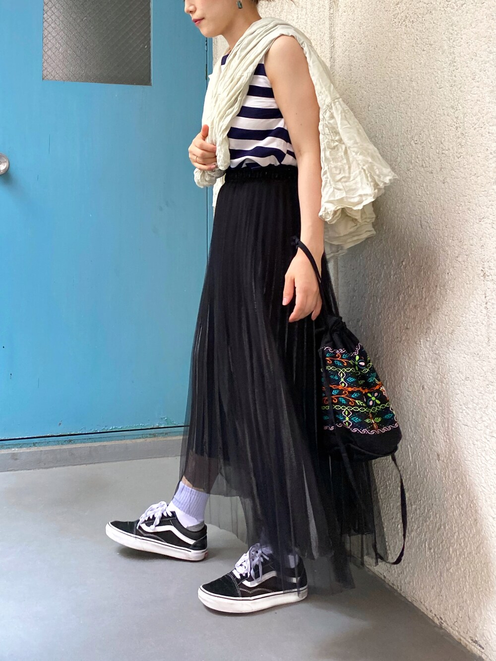 グリーン系のシャツ/ブラウス、ブラック系のスカート、ブラック系のショルダーバッグを着用したレディースの夏コーディネートの1枚目の写真