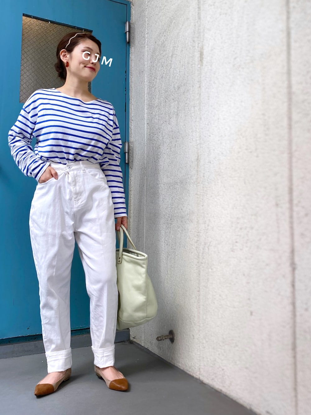 「カチューシャ、ボーダー、青、ロンT、タックイン、白パンツ、ハイウエスト、ワイドパンツ、フラットシューズ、シンプルコーデ、ベージュ、グリーン、低身長、大人カジュアル、だから秋服が好き」｜「niko and...のオリジナルアディコットボーダー後ろVネックTシャツ【niko and ...】（Tシャツ/カットソー、ブルー系）」を使った、がじゅめさん（レディース・151cm）の秋コーディネートの1枚目の写真