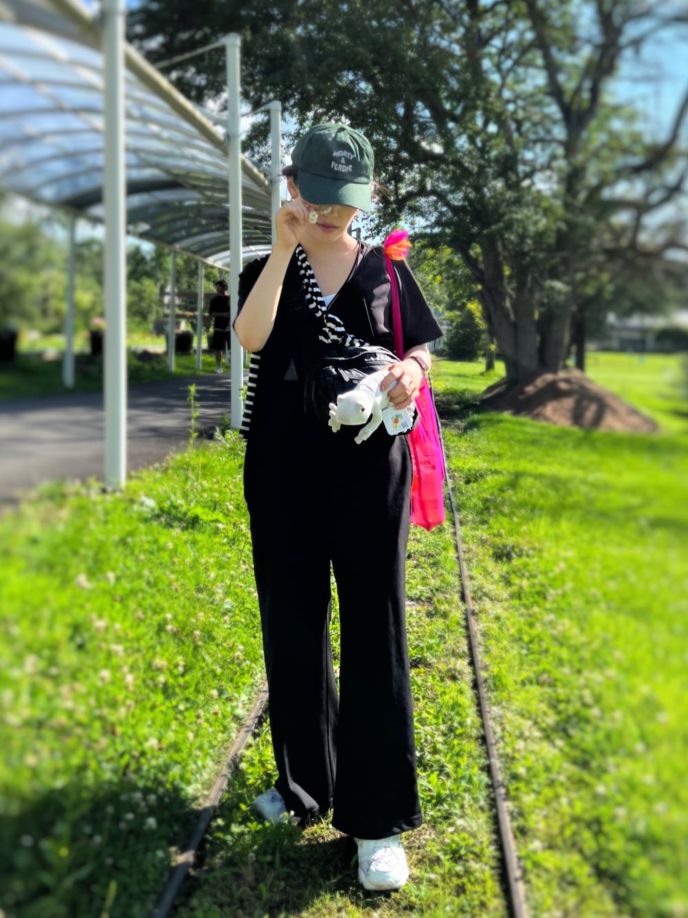 ブラック系のつなぎ/オールインワン、ブラック系のシャツ/ブラウス、その他のスニーカーを着用したレディースの夏コーディネートの1枚目の写真