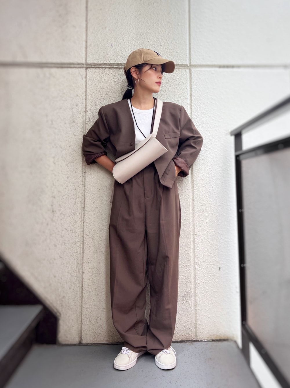 「キャップ、ジャケットスタイル、セットアップ、スラックス、スニーカー、ショルダーバッグ、秋コーデ、ブラウン、休日スタイル、きれいめカジュアル、プチプラ、お出かけコーデ、低身長コーデ」｜「select MOCAのノーカラーベルトデザインセットアップ（セットアップ、ブラウン系）」を使った、がじゅめさん（骨格ウェーブ・レディース・151cm）の秋コーディネートの1枚目の写真