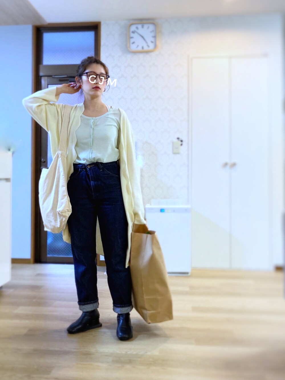 「メガネ女子、カーディガン、スカラップ、シースルー、ブルー、デニム、デニムパンツ、タックイン、ショートブーツ、雨の日コーデ、トートバッグ、レイヤードスタイル、大人カジュアル、UNIQLO、プチプラ」｜「Kastaneのアイテム（デニムパンツ、ブルー系）」を使った、がじゅめさん（レディース・151cm）の春コーディネートの1枚目の写真