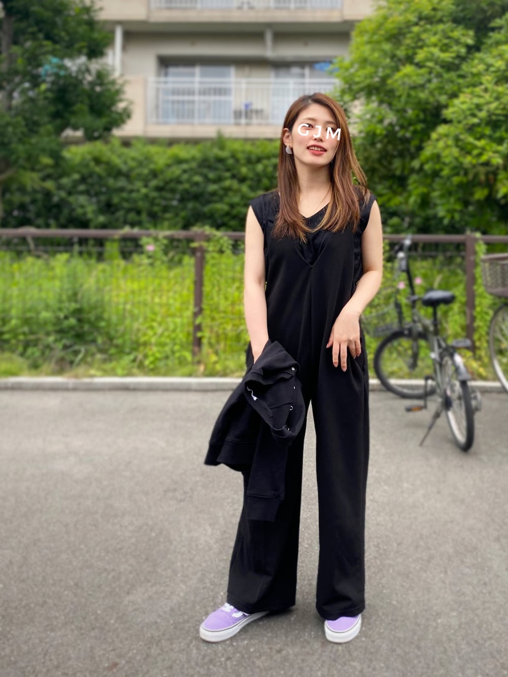 「カーディガン、サロペット、ノースリーブ、黒、レイヤードスタイル、スニーカーコーデ、VANS、パープル、ブラックコーデ、アウトドアスタイル、きれいめカジュアル、休日スタイル、低身長、プチプラ、モノトーン」｜「CRAFT STANDARD BOUTIQUEのリングドットノーカラーカーディガン　＊（カーディガン/ボレロ、ブラック系）」を使った、がじゅめさん（レディース・151cm）の夏コーディネートの1枚目の写真