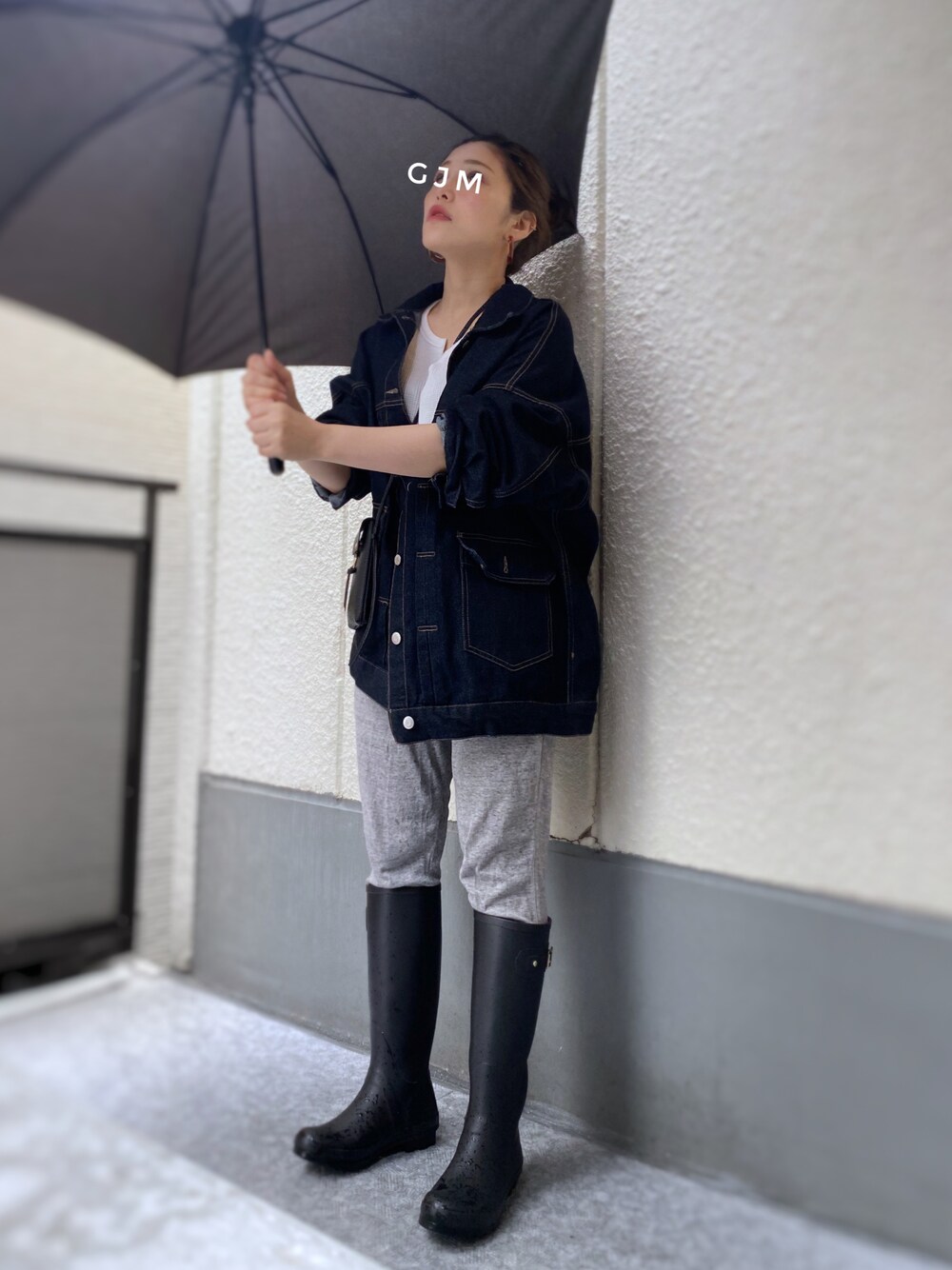 「雨の日コーデ、デニムジャケット、デニムシャツ、デニム、スウエット、スウエットパンツ、長靴、レインシューズ、タックイン、オーバーサイズ、ビッグシルエット、シンプルコーデ、きれいめカジュアル、大人カジュアル、UNIQLO」｜「moment+の*New Arrival*ラフサイズデニムジャケット（デニムジャケット、ブルー系）」を使った、がじゅめさん（レディース・151cm）の夏コーディネートの1枚目の写真