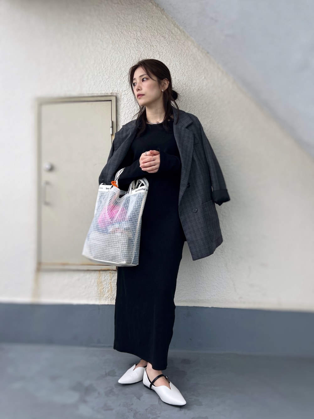 「ジャケット、テーラードジャケット、チェック、ワンピース、ロングワンピース、フラットシューズ、ショルダーバッグ、きれいめカジュアル、モノトーンコーデ、春コーデ、春めき満開コーデ、プチプラ、レイヤードスタイル、低身長コーデ、オフィスカジュアル」｜「menueのU字カッティング フラットパンプス（パンプス、ホワイト系）」を使った、がじゅめさん（骨格ウェーブ・レディース・151cm）の春コーディネートの1枚目の写真
