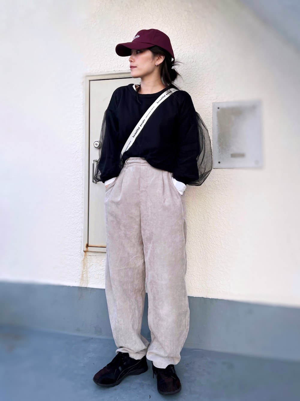 「シアートップス、ニット、キャップ、ショルダーバッグ、コーデュロイ、ワイドパンツ、スニーカー、プチプラ、春コーデ、スポーツミックス、大人カジュアル、低身長コーデ、シンプルコーデ、ストリート、春めき満開コーデ」｜「select MOCAのふんわり透け感◆チュール重ねデザインラウンドネックヘムリブ長袖春ニットトップス（ニット/セーター、ブラック系）」を使った、がじゅめさん（骨格ウェーブ・レディース・151cm）の春コーディネートの1枚目の写真