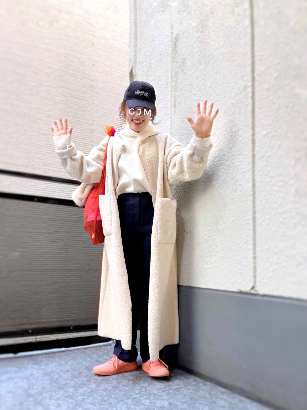 「キャップ、ロングコート、ボアジャケット、パーカー、UNIQLO、プチプラ、タックイン、スラックス、古着MIX、スニーカー、ピンク、オレンジ、春色、ビビッドカラー、骨格ウェーブ」｜「古着のアイテム（スラックス、ブルー系）」を使った、がじゅめさん（骨格ウェーブ・レディース・151cm）の冬コーディネートの1枚目の写真