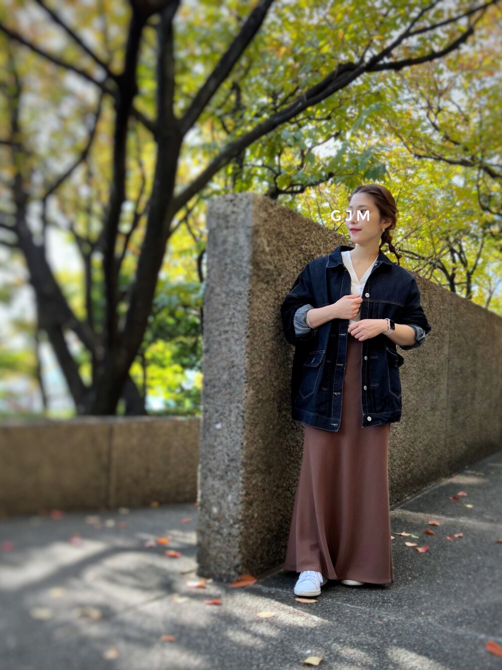 「デニム、デニムジャケット、ビッグシルエット、マーメイドスカート、スニーカー、きれいめカジュアル、レイヤードスタイル、プチプラ、秋冬コーデ、ロングスカート、レザー、UNIQLO、ストリート、低身長、タックイン」｜「moment+の*New Arrival*ラフサイズデニムジャケット（デニムジャケット、ブルー系）」を使った、がじゅめさん（骨格ウェーブ・レディース・151cm）の秋コーディネートの1枚目の写真