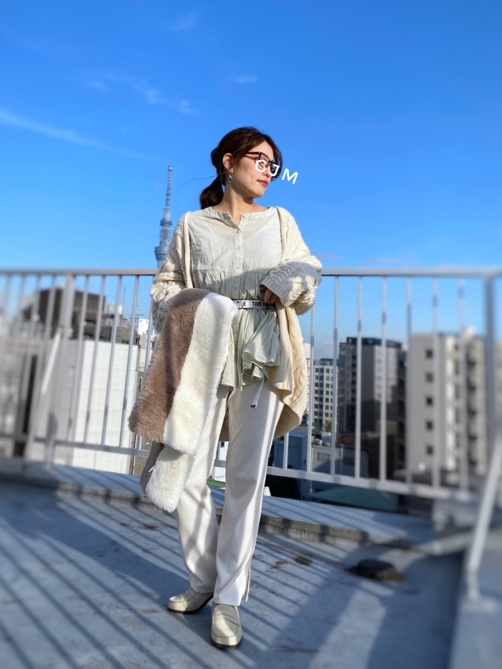 ホワイト系のローファー、グリーン系のシャツ/ブラウス、ホワイト系のカーディガン/ボレロを着用したレディースの冬コーディネートの1枚目の写真