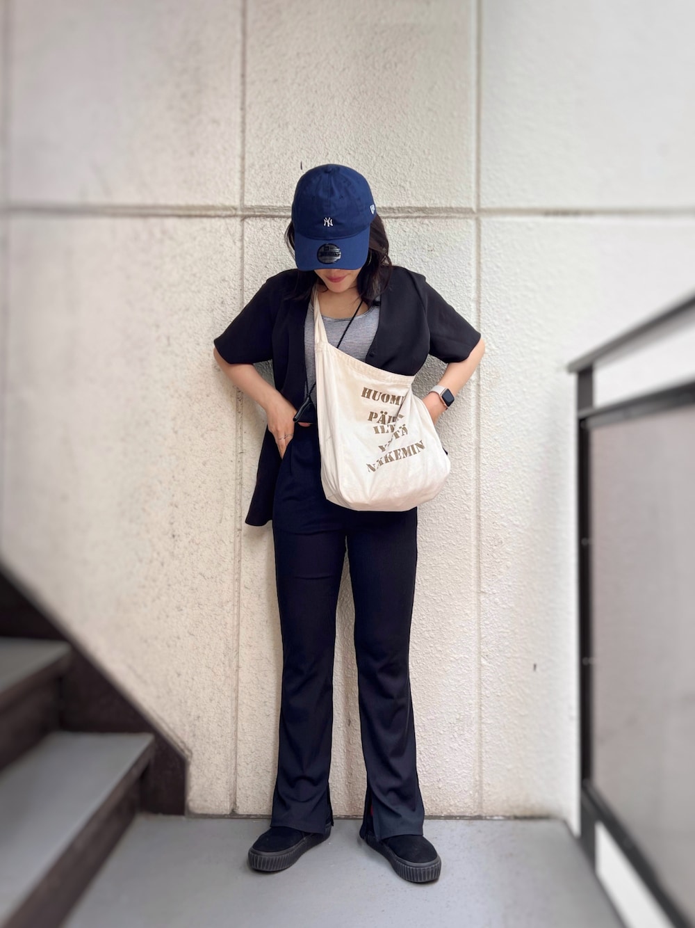 「キャップ、ブラウス、ボーダー、タンクトップ、フレアパンツ、スリットパンツ、厚底シューズ、ショルダーバッグ、モノトーン、夏コーデ、きれいめカジュアル、プチプラ、レイヤードスタイル、テーマパークコーデ、低身長コーデ」｜「GUのアイテム（パンツ、ブラック系）」を使った、がじゅめさん（骨格ウェーブ・レディース・151cm）の夏コーディネートの1枚目の写真