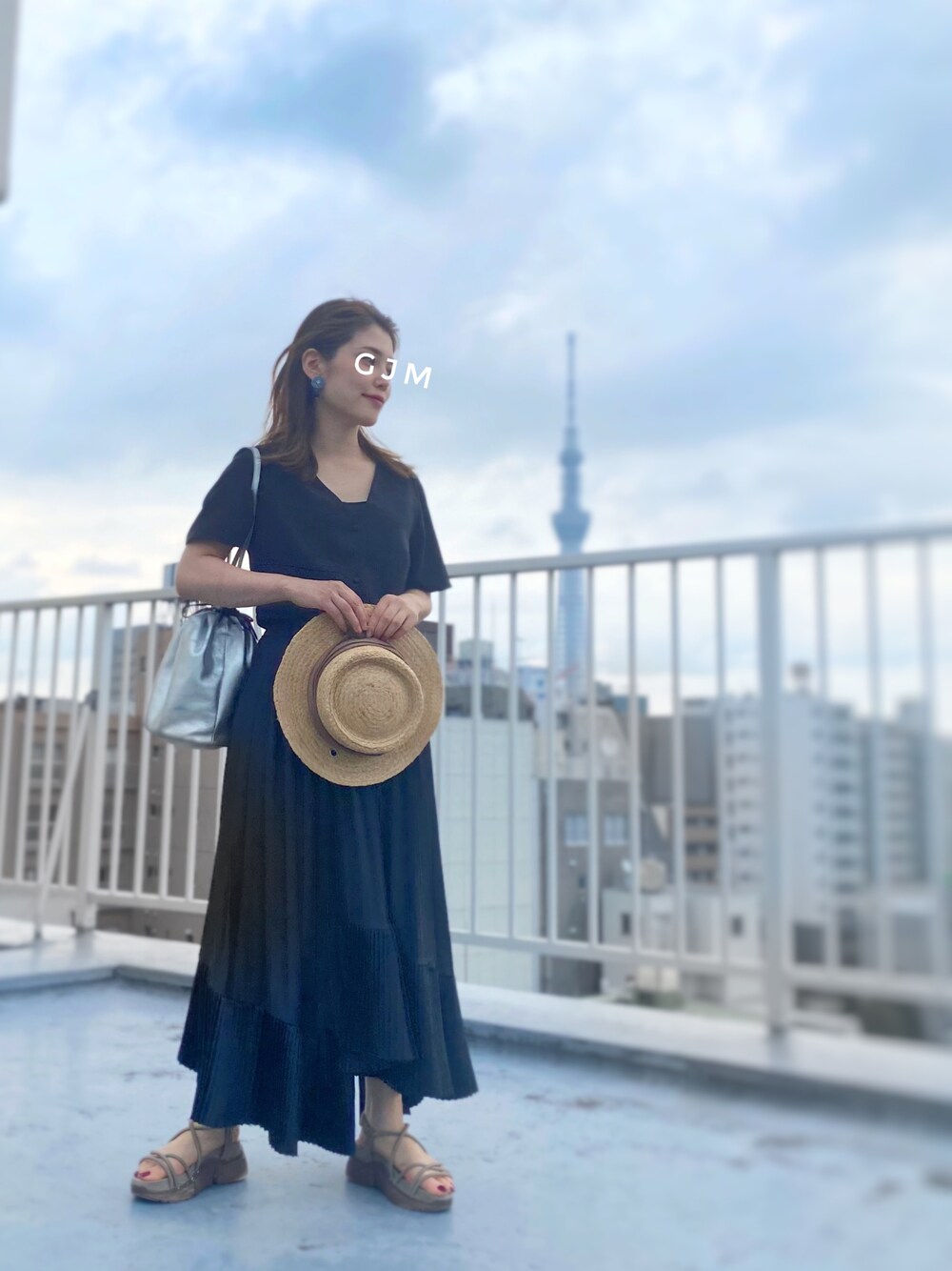 「麦わら帽子、カンカン帽、ブラックコーデ、モノトーンコーデ、巾着バッグ、シルバー、プリーツスカート、フレアスカート、厚底サンダル、厚底シューズ、ワントーンコーデ、夏コーデ、きれいめカジュアル、低身長コーデ、プチプラ」｜「ROSE BUDの巾着ショルダーバッグ（ショルダーバッグ、シルバー系）」を使った、がじゅめさん（レディース・151cm）の夏コーディネートの1枚目の写真