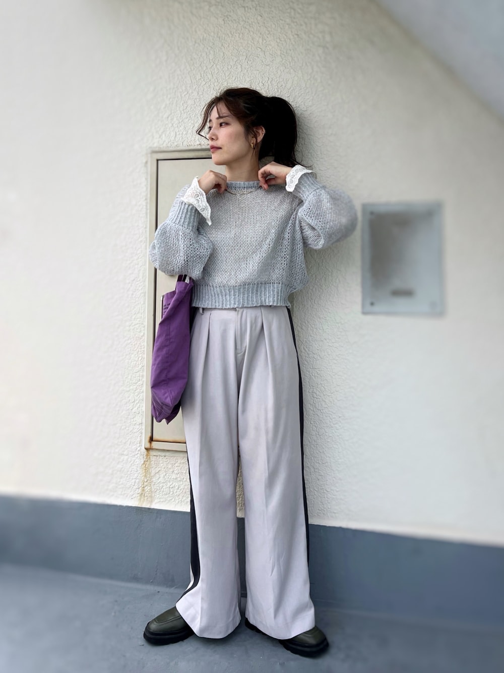 「シースルートップス、袖フリル、スラックス、ラインパンツ、ローファー、トートバッグ、グレー、ワントーンコーデ、淡色コーデ、きれいめカジュアル、プチプラ、低身長コーデ、レイヤードスタイル、大人カジュアル」｜「Monique le salon de moniqueのアイテム（スラックス、ベージュ系）」を使った、がじゅめさん（骨格ウェーブ・レディース・151cm）の夏コーディネートの1枚目の写真