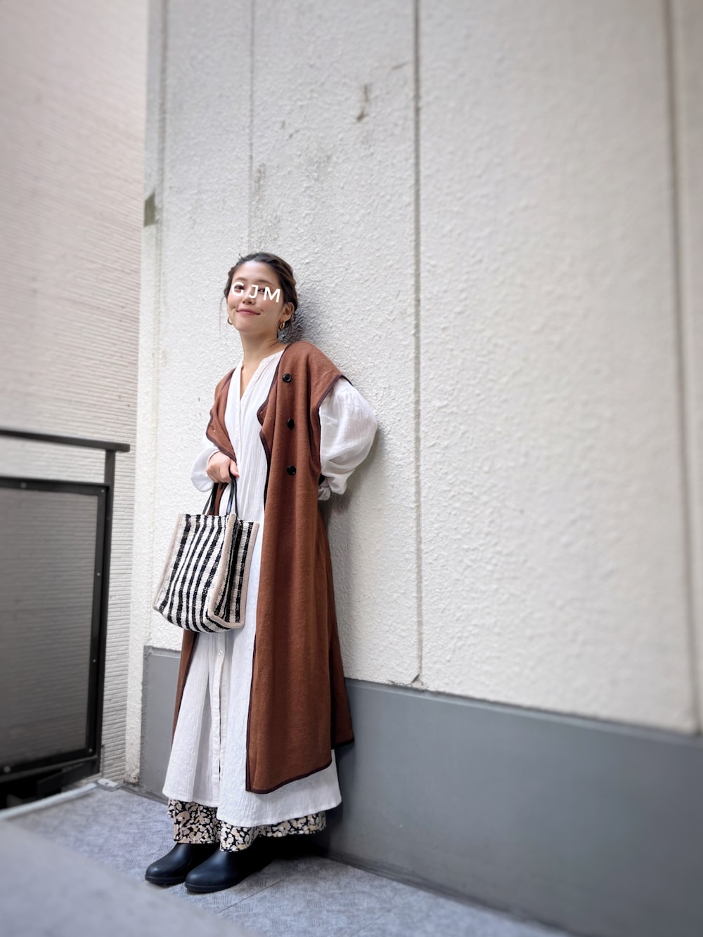 「ロングジレ、ベスト、ニット、ロングワンピース、ロングスカート、花柄、レイヤードスタイル、ブーツ、レインブーツ、チェック、ハンドバッグ、きれいめカジュアル、ブラウン、秋コーデ、プチプラ」｜「AZUL by moussyのアイテム（スカート、イエロー系）」を使った、がじゅめさん（骨格ウェーブ・レディース・151cm）の秋コーディネートの1枚目の写真