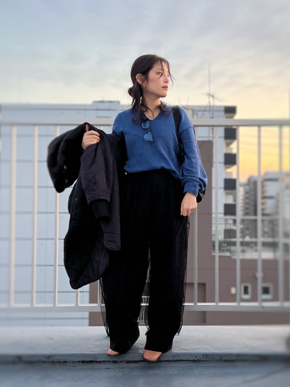 「サングラス、メガネ女子、キルティング、ロングコート、ニット、スラックス、チュール、ブーツ、ショルダーバッグ、プチプラ、お出かけコーデ、きれいめカジュアル、低身長コーデ、ワイドパンツ、ブラックコーデ」｜「MACKINTOSH PHILOSOPHYのアイテム（ニット/セーター、ブルー系）」を使った、がじゅめさん（骨格ウェーブ・レディース・151cm）の冬コーディネートの1枚目の写真