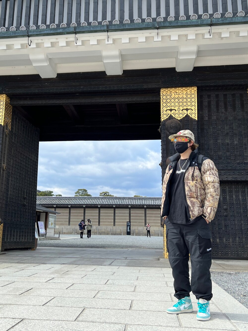 「二条城、京都旅行、supreme、ノースフェイス、NIKE、jordan1、冬コーデ」｜「THE NORTH FACEのアイテム（ダウンジャケット/コート、その他）」を使った、たかふみさん（メンズ・182cm）の冬コーディネートの1枚目の写真