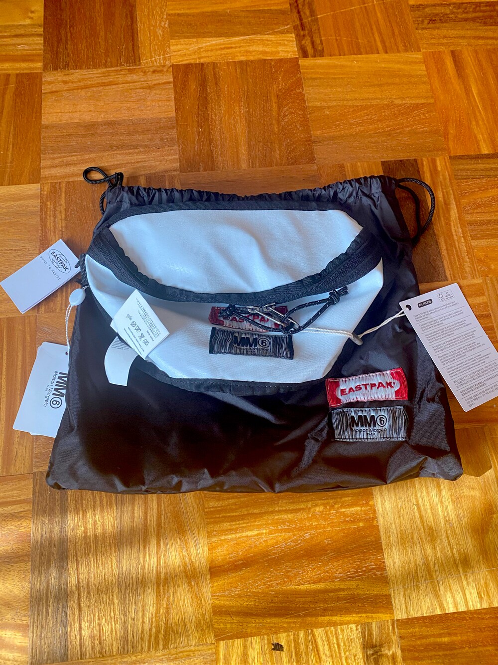 「MM6 Maison MargielaのEASTPAK×MM6 Springer MM6（ボディバッグ/ウエストポーチ、ブラック系）」を使った、Meg Iwamotoさん（レディース・163cm）の秋コーディネートの1枚目の写真