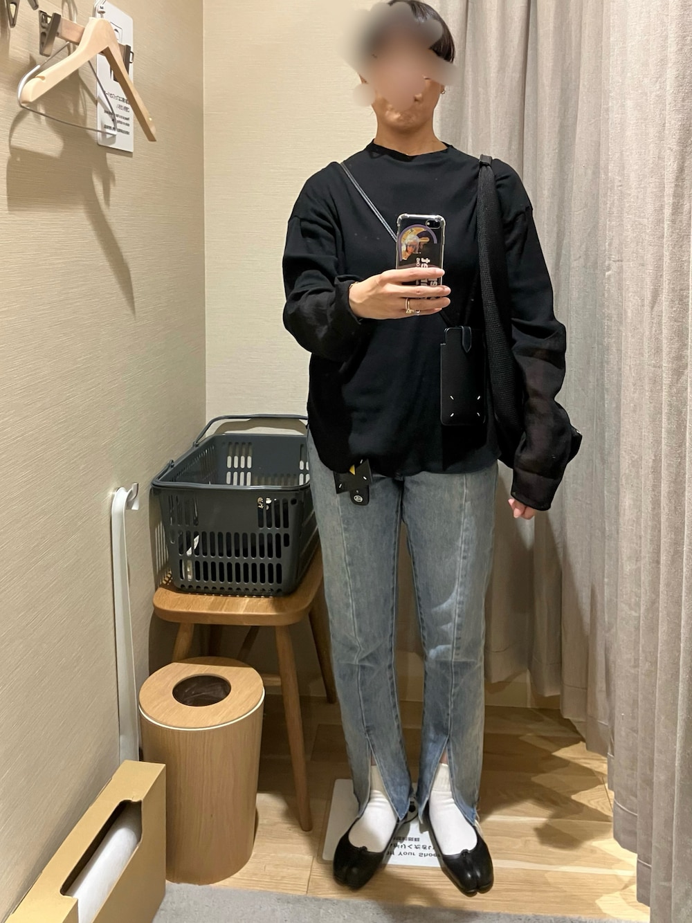 「Waft.のアイテム（Tシャツ/カットソー、ブラック系）」を使った、Meg Iwamotoさん（レディース・163cm）の秋コーディネートの1枚目の写真