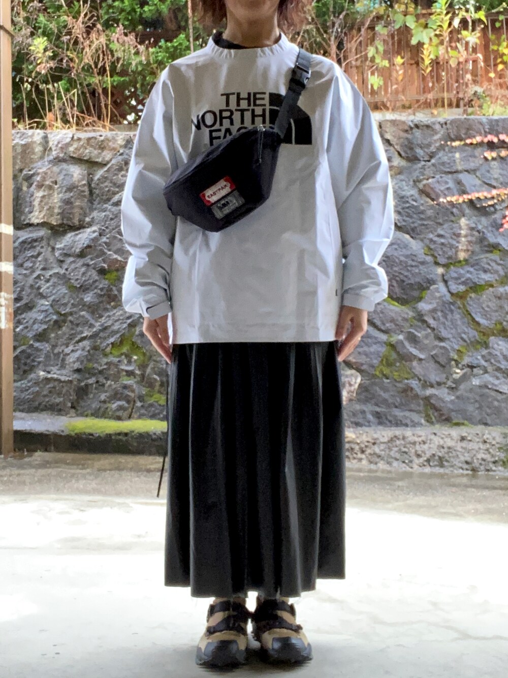 「HYKE × THE NORTH FACEのアイテム（ナイロンジャケット、ホワイト系）」を使った、Meg Iwamotoさん（レディース・163cm）の秋コーディネートの1枚目の写真