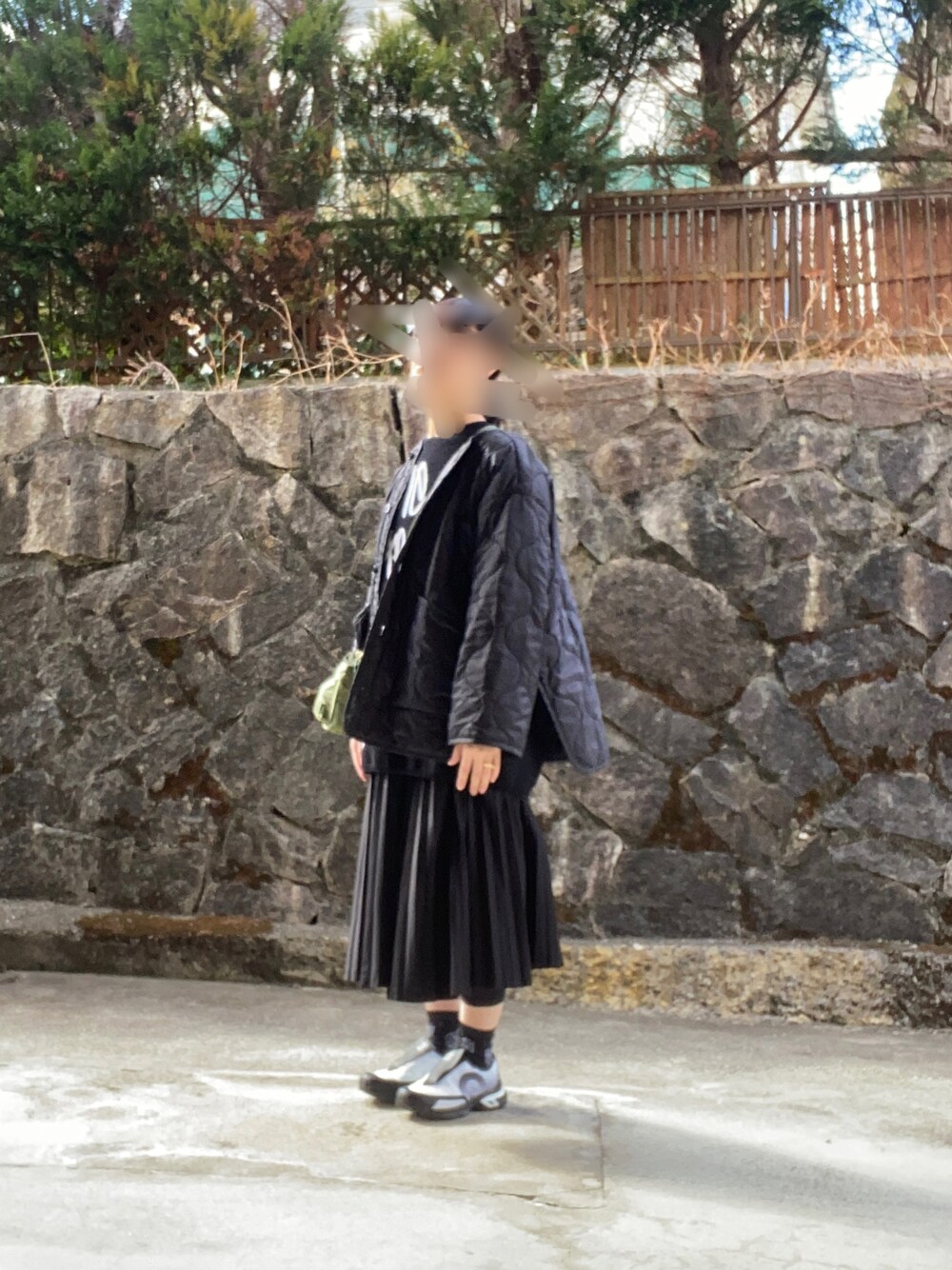 「HYKEの【別注】＜HYKE（ハイク）＞QUILT INNER コート ■■■（ミリタリージャケット、ブラック系）」を使った、Meg Iwamotoさん（レディース・163cm）の冬コーディネートの1枚目の写真