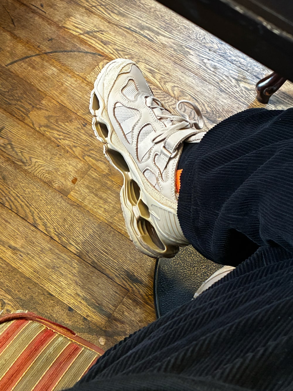 ベージュ系のスニーカーを着用したレディースの冬コーディネートの1枚目の写真